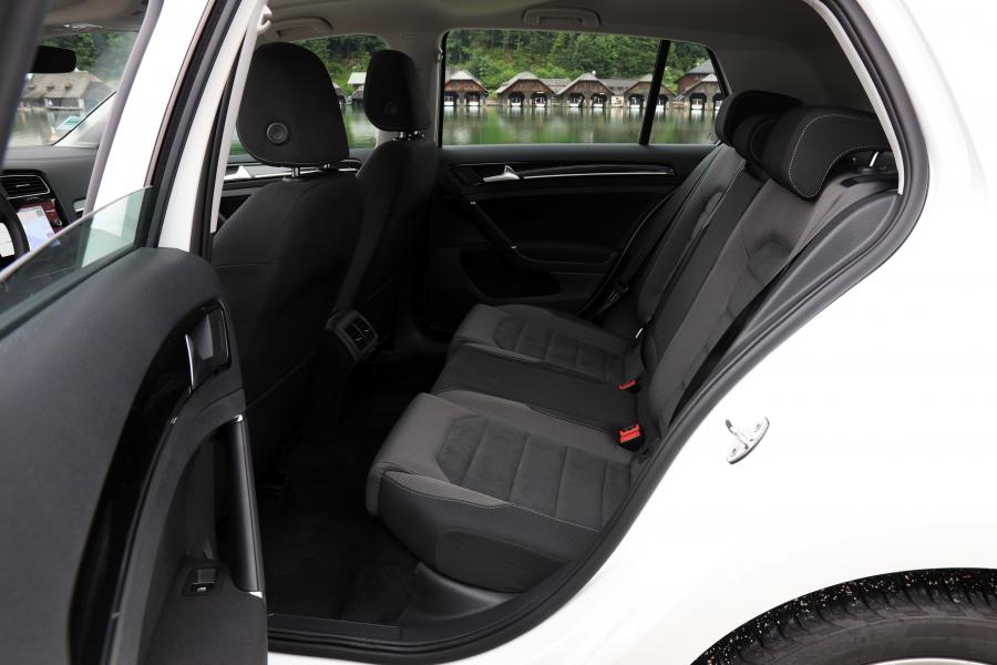 Интерьер Volkswagen Golf TDI 5-Door 2017 года  (WW) (фото 36 из 41)
